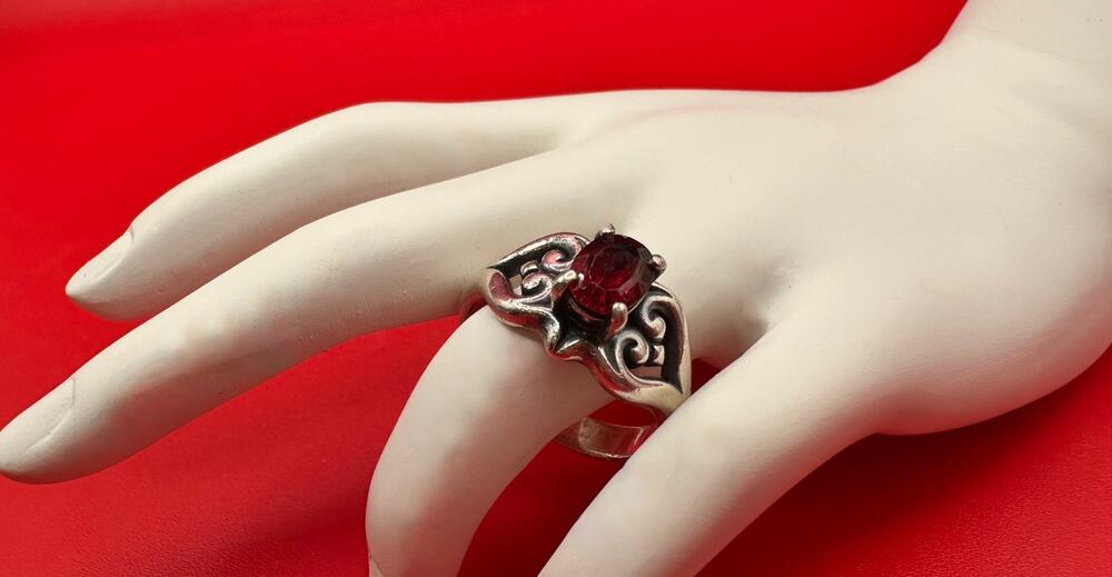 James Avery Retired Scrolled Heart Garnet Sterling Silver Signed Ring Size 9 1/4